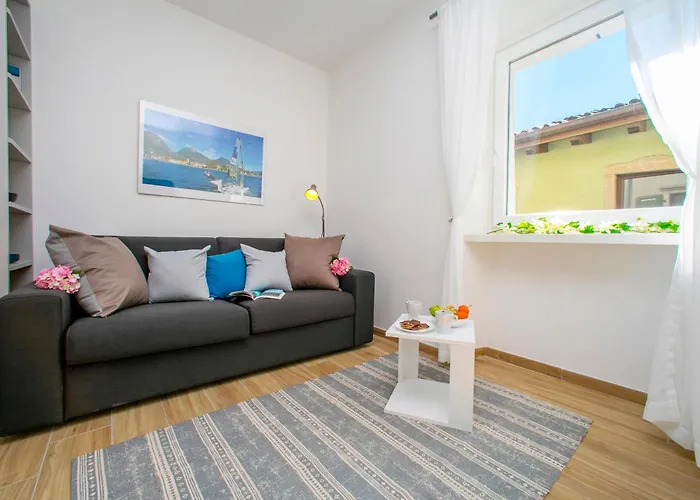 Nido Sui Tetti Di Riva Del Garda - Happy Rentals